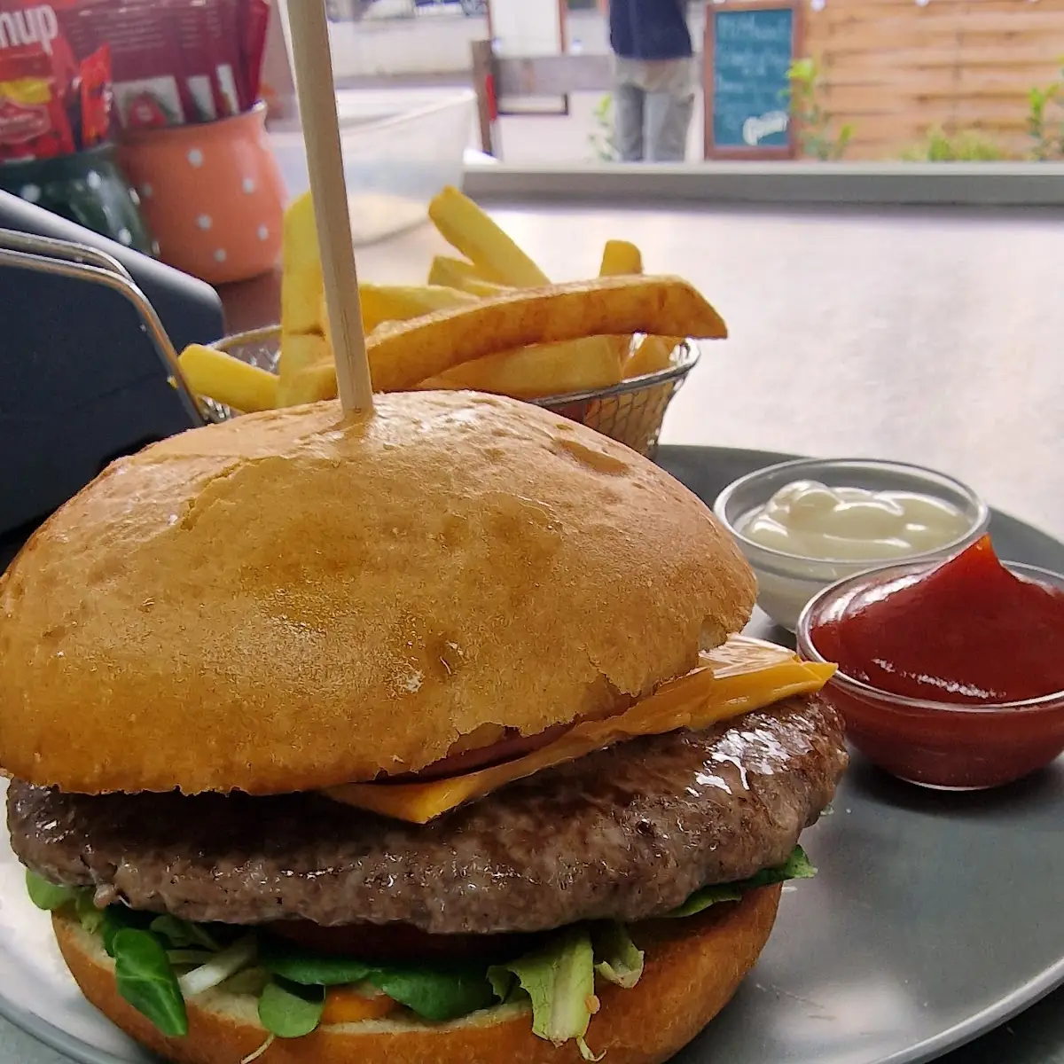 Beefburger Mit Pommes Und Ketchup