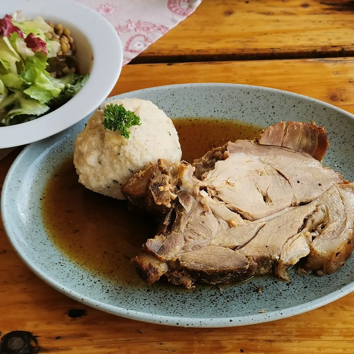 Marinierter Feldhase In Schwarzer Sauce