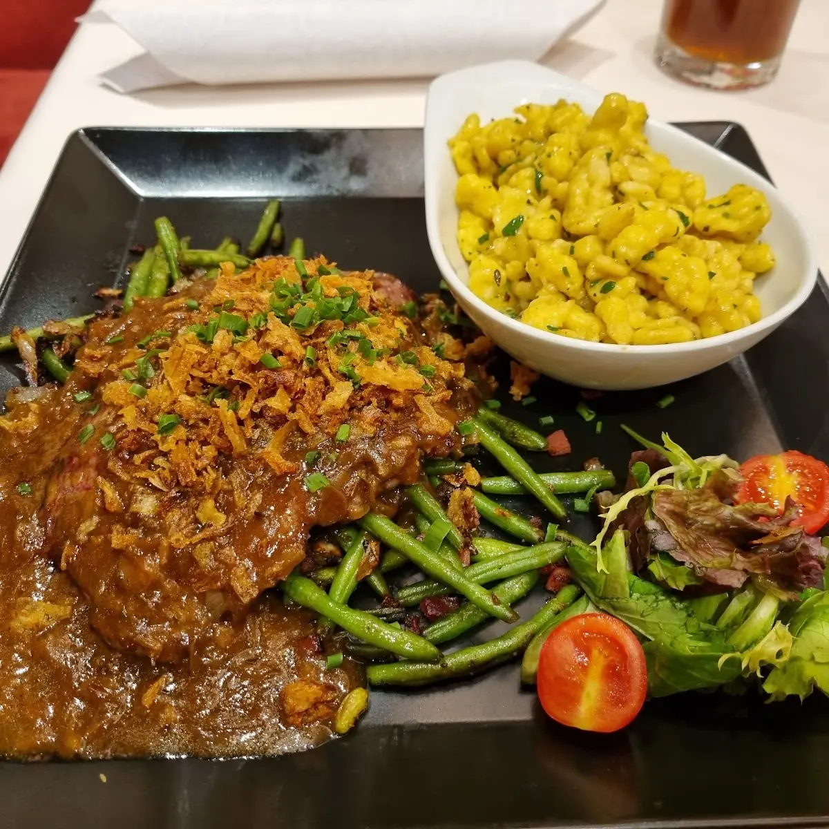 Zwiebelrostbraten Mit Speckbohnen Und Spazln