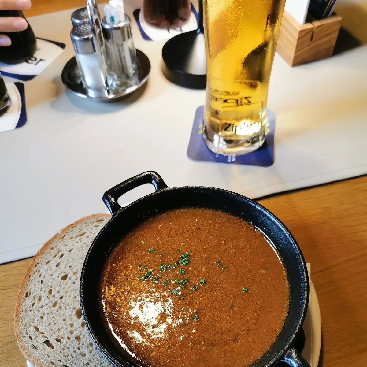 Gulaschsuppe Mit Brot