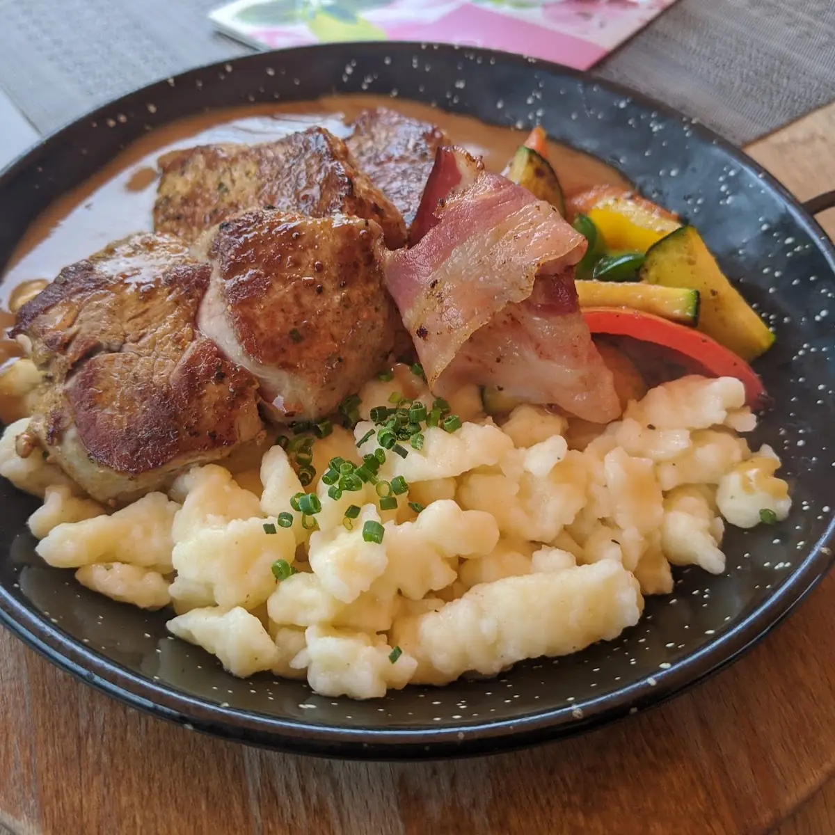 Schweinefilet Mit Spätzle Gemüse Und Speck