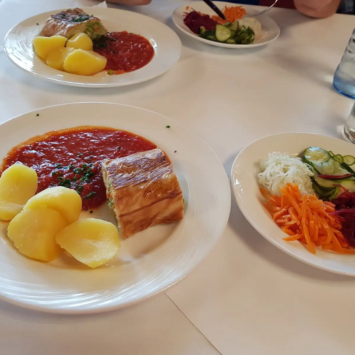 Strudel Di Verdure Vegano E Insalata Mista