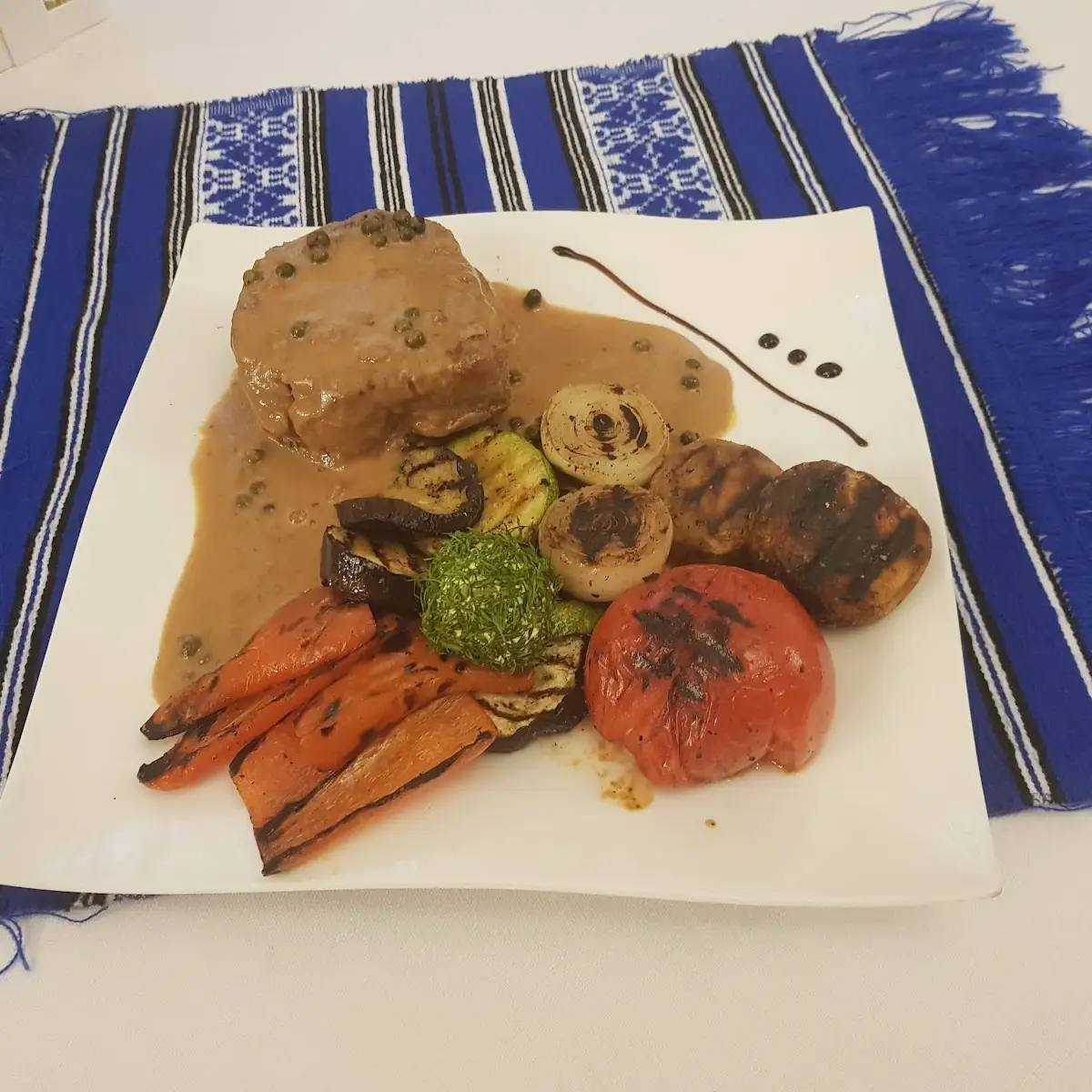 Pfeffersteak Cu Garnitura De Legume La Gratar