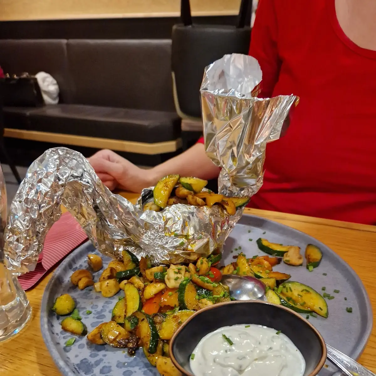Ofenkartoffel Mit Gegrillten Gemüse Und Knoblauchsauce