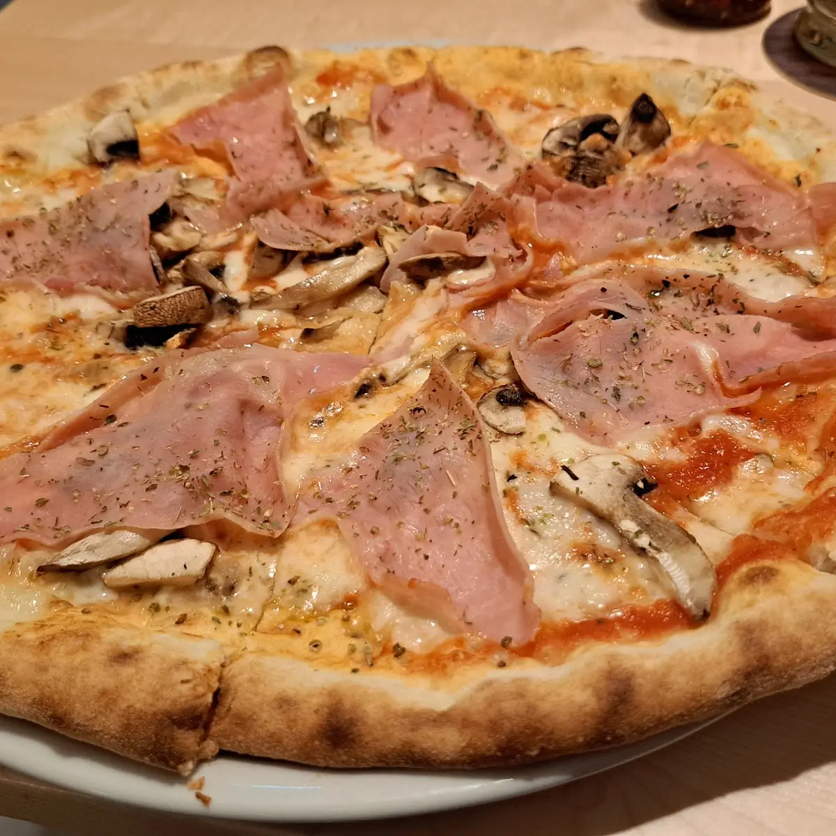 Pizza Regina Mit Kochschinken Und Champignons