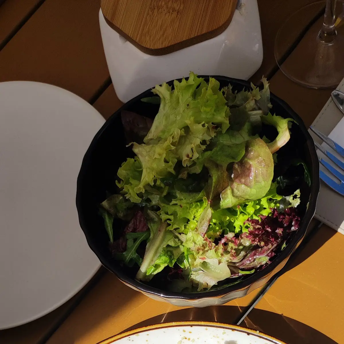 Hühnerbrust Mit Käse-paradeiscreme Gefüllt Mit Gemüse-couscous Und Grünem Salat