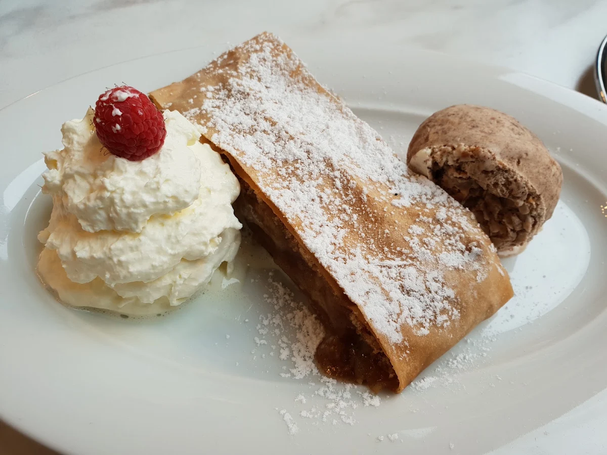 Apfelstrudel Mit Zimteis