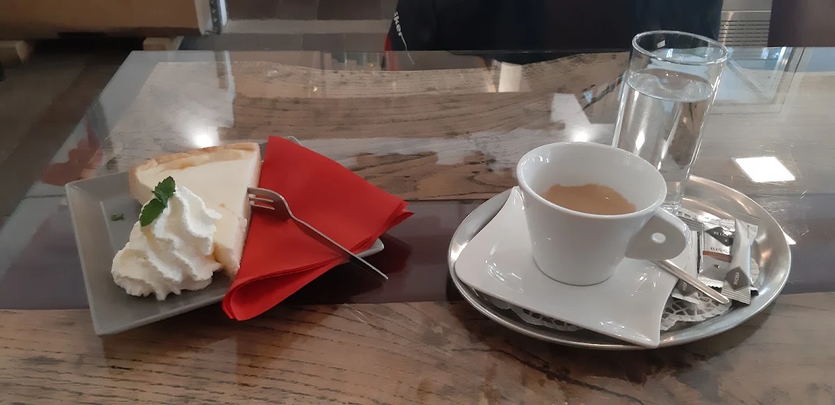 Topfenkuchen Und Espresso