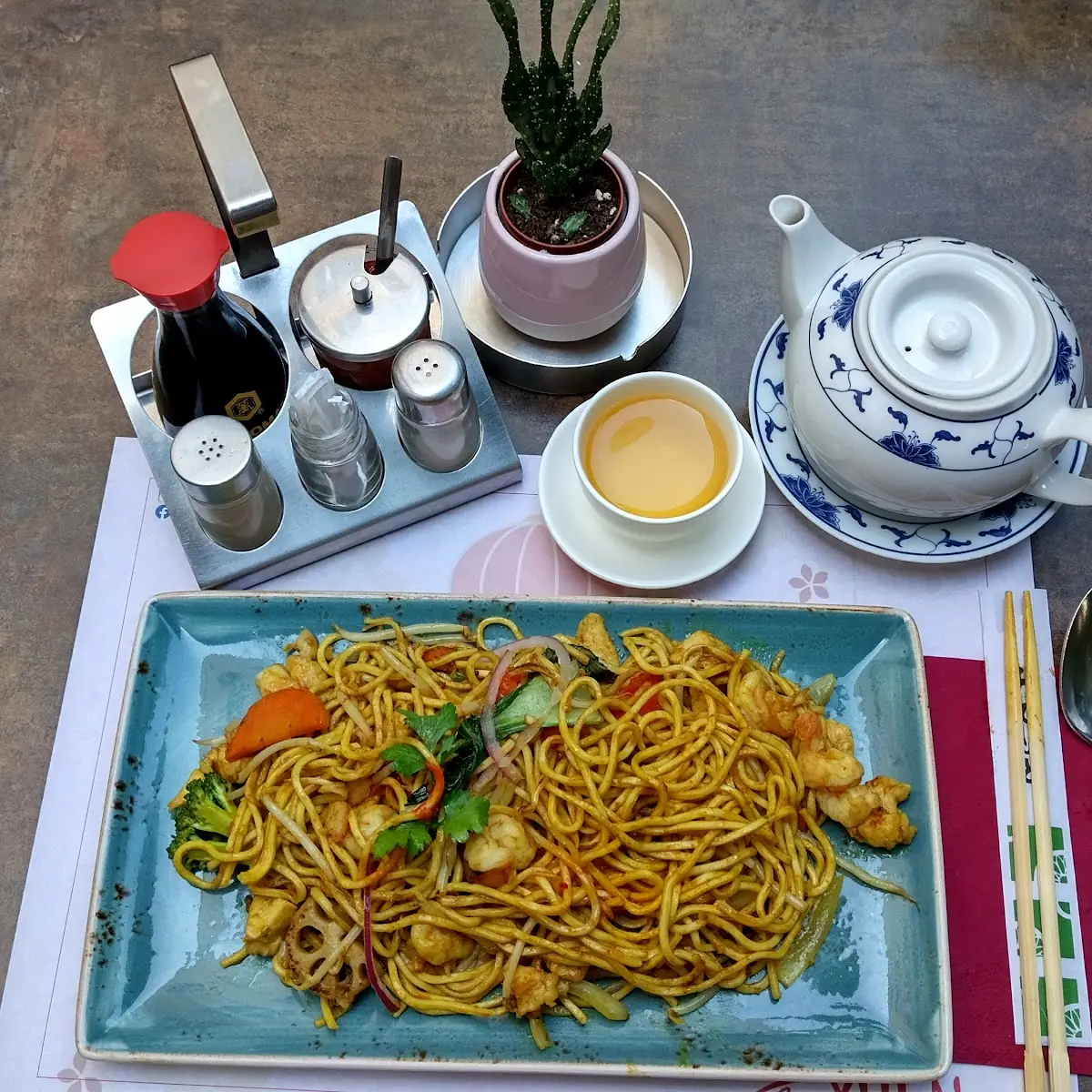 Bami Goreng Gebratene Nudeln Mit Curry Shrimps Hühnerfleisch Und Gemüse