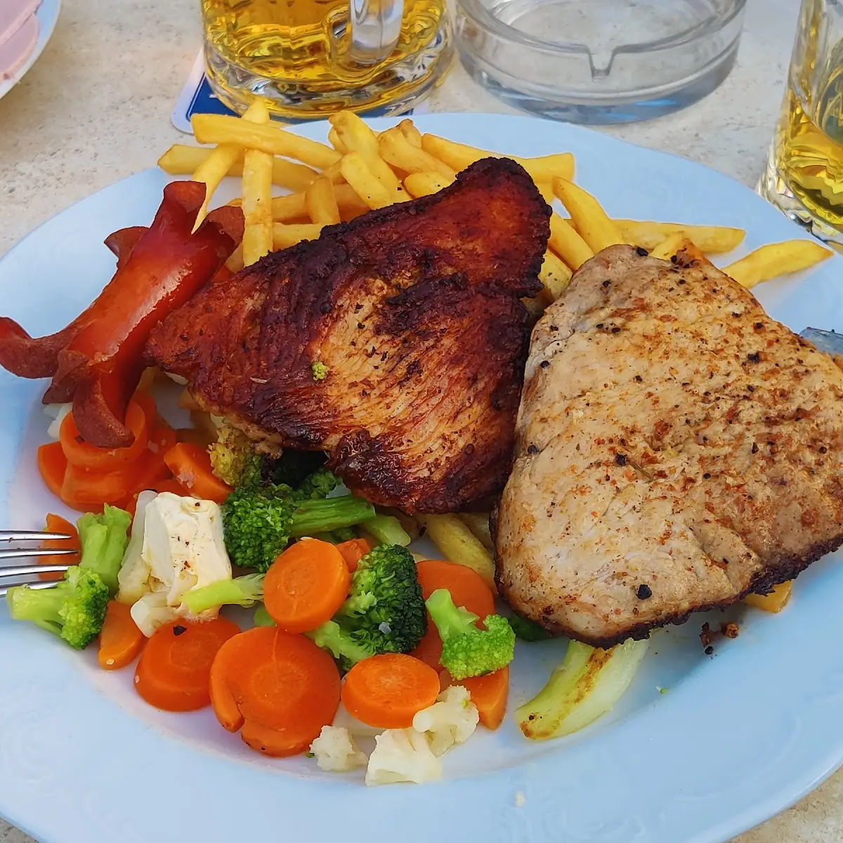Grillteller Mit Pommes Und Gemüse