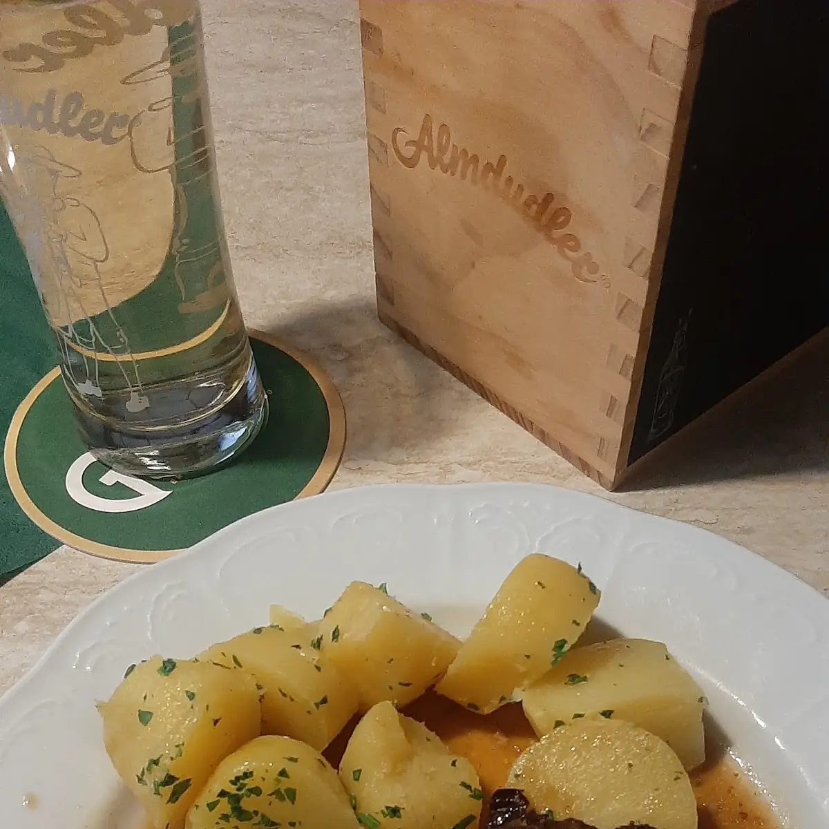 Stefanibraten Mit Petersilerdäpfel