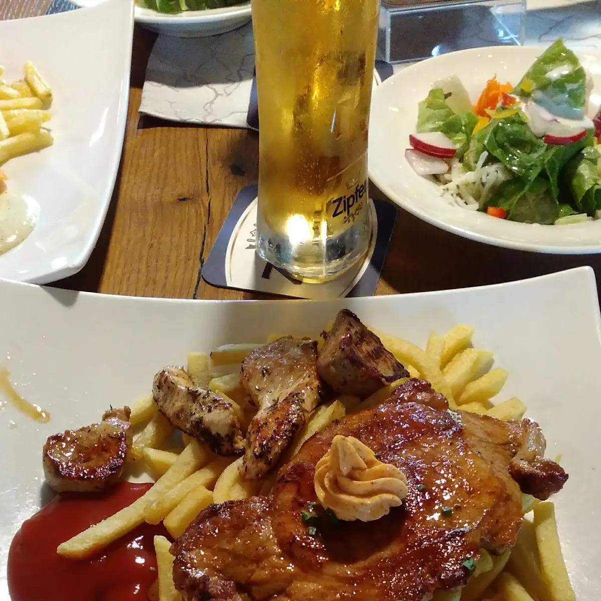 Kotelett Mit Pommes Frites Und Soße