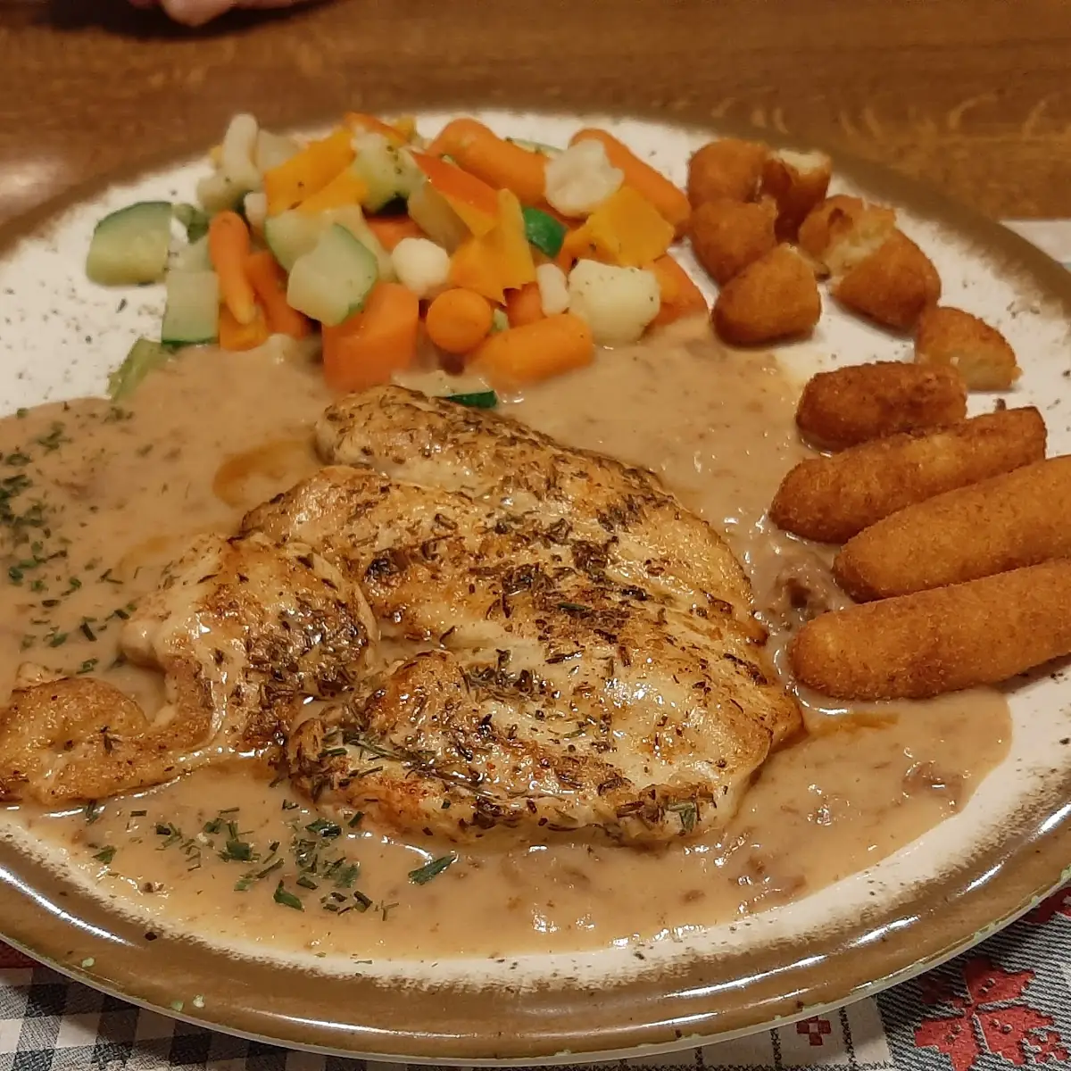 Putenbrust Mit Eierschwamnersauce Und Gemüse