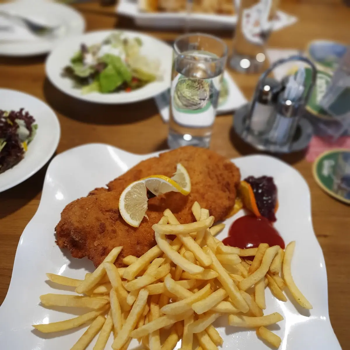 Putenschnitzel Mit Pommes Frites