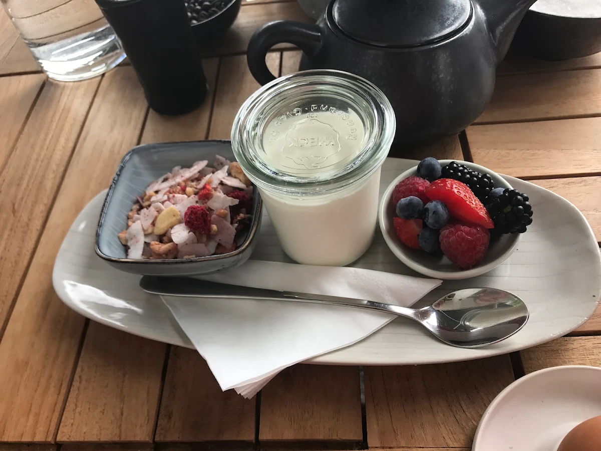 Joghurt Mit Müsli Und Frischen Beeren