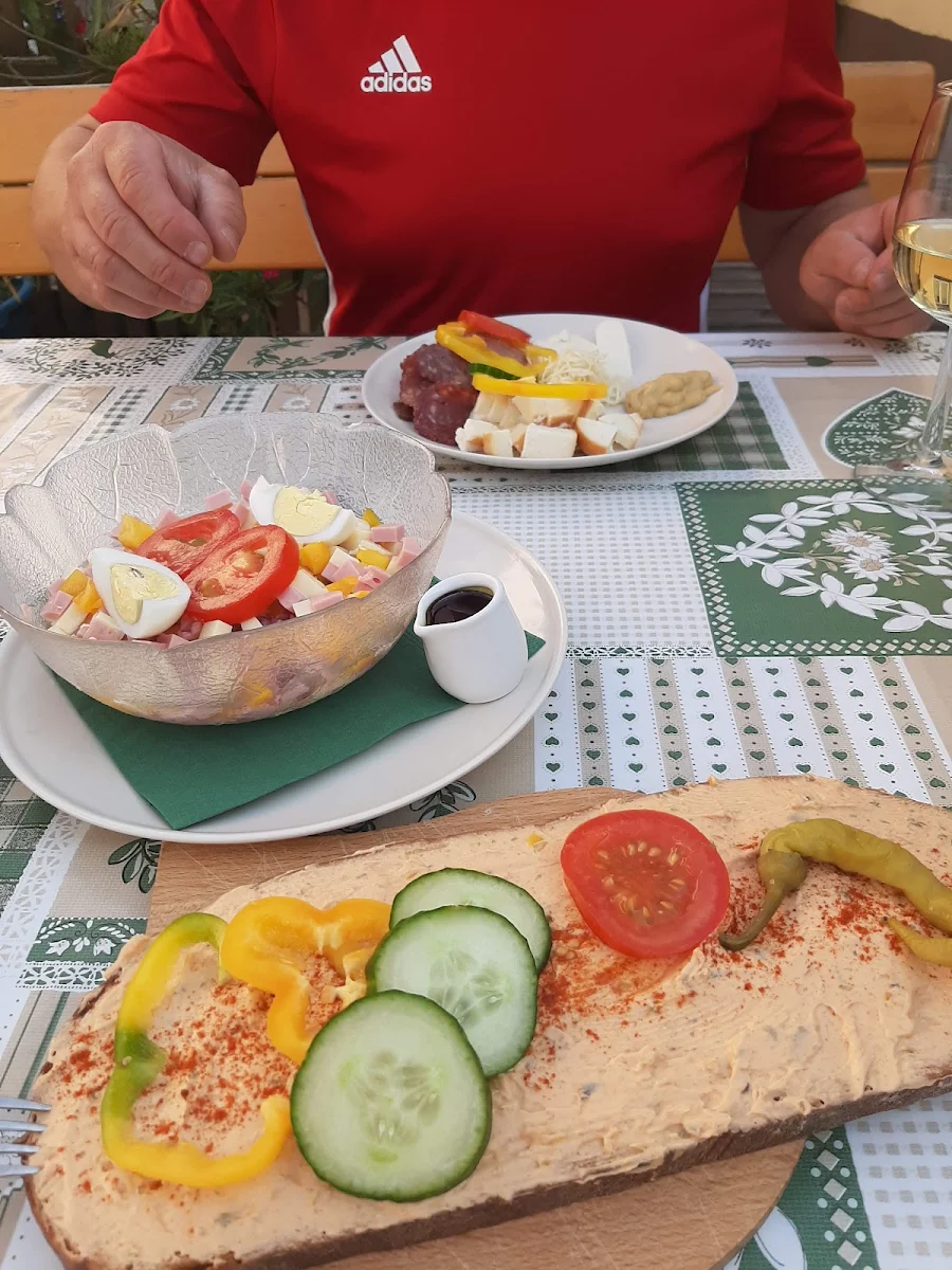 Wurstsalat Und Brot Mit Zigeuneraufstrich