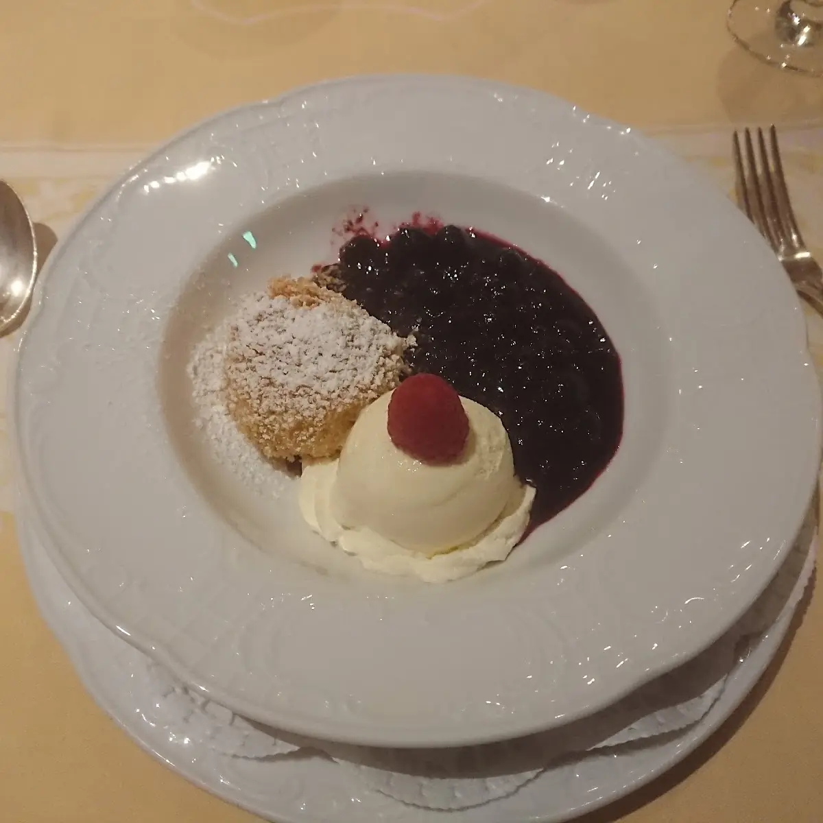Flaumiges Topfenknödel Mit Schwarzbeerenragout