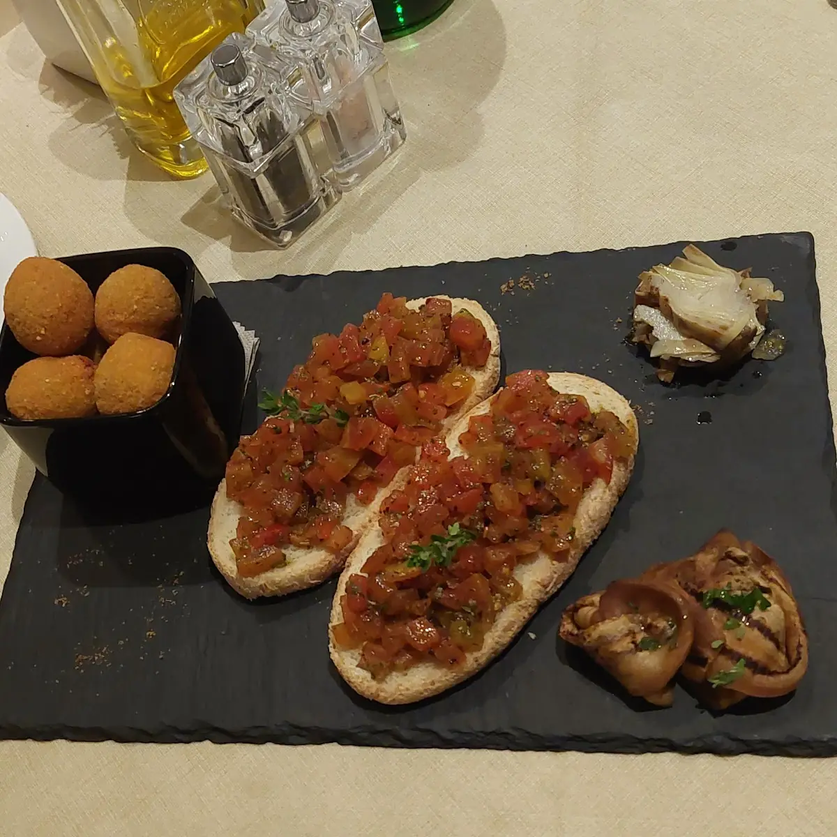 Tomatenbruschetta Mit Gebackenen Oliven