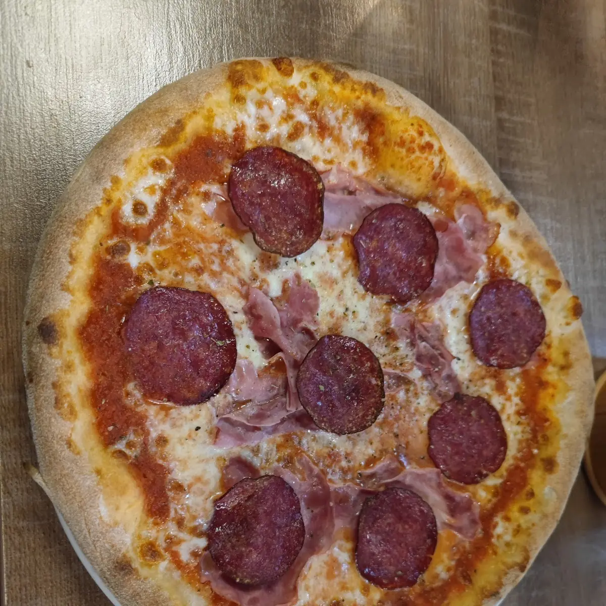 Pizza Schinken Salami