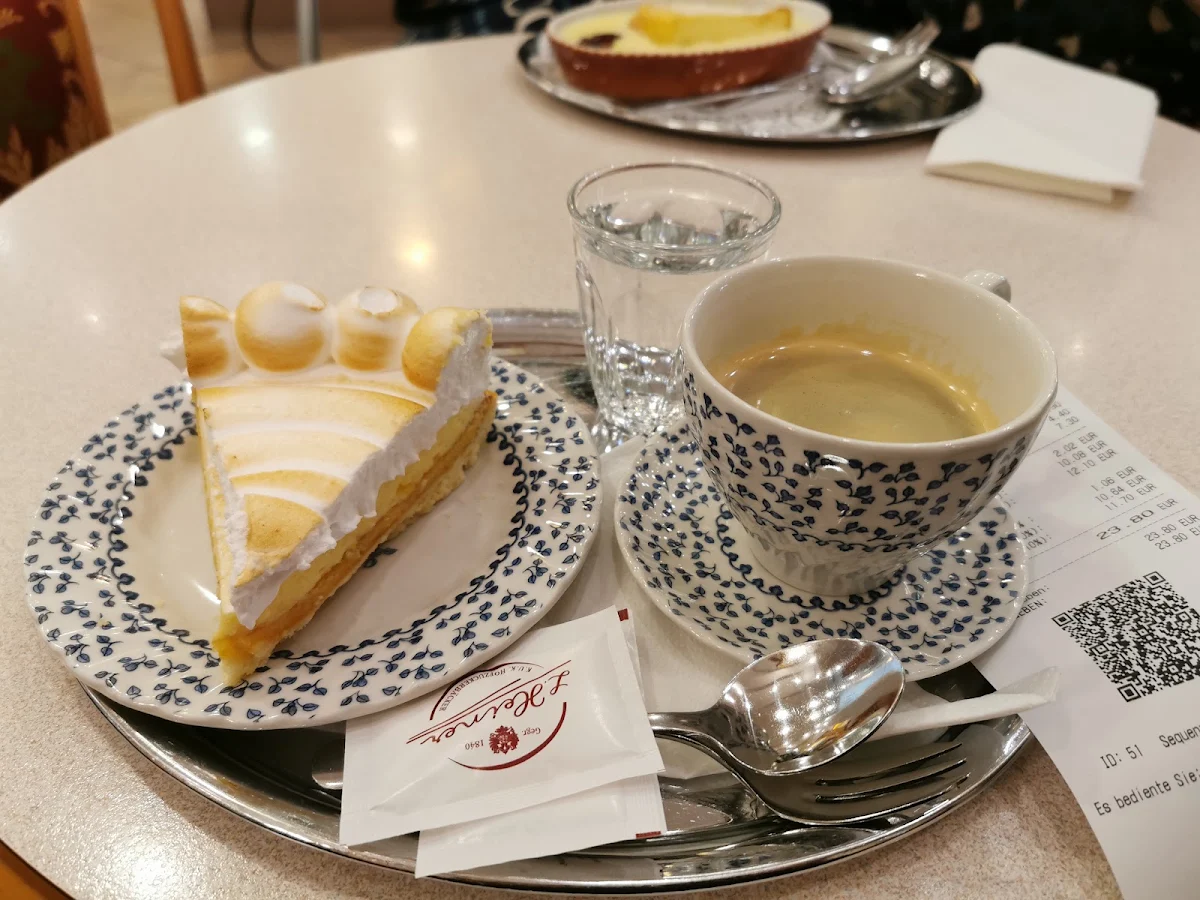 Topfentorte Mit Cappuccino