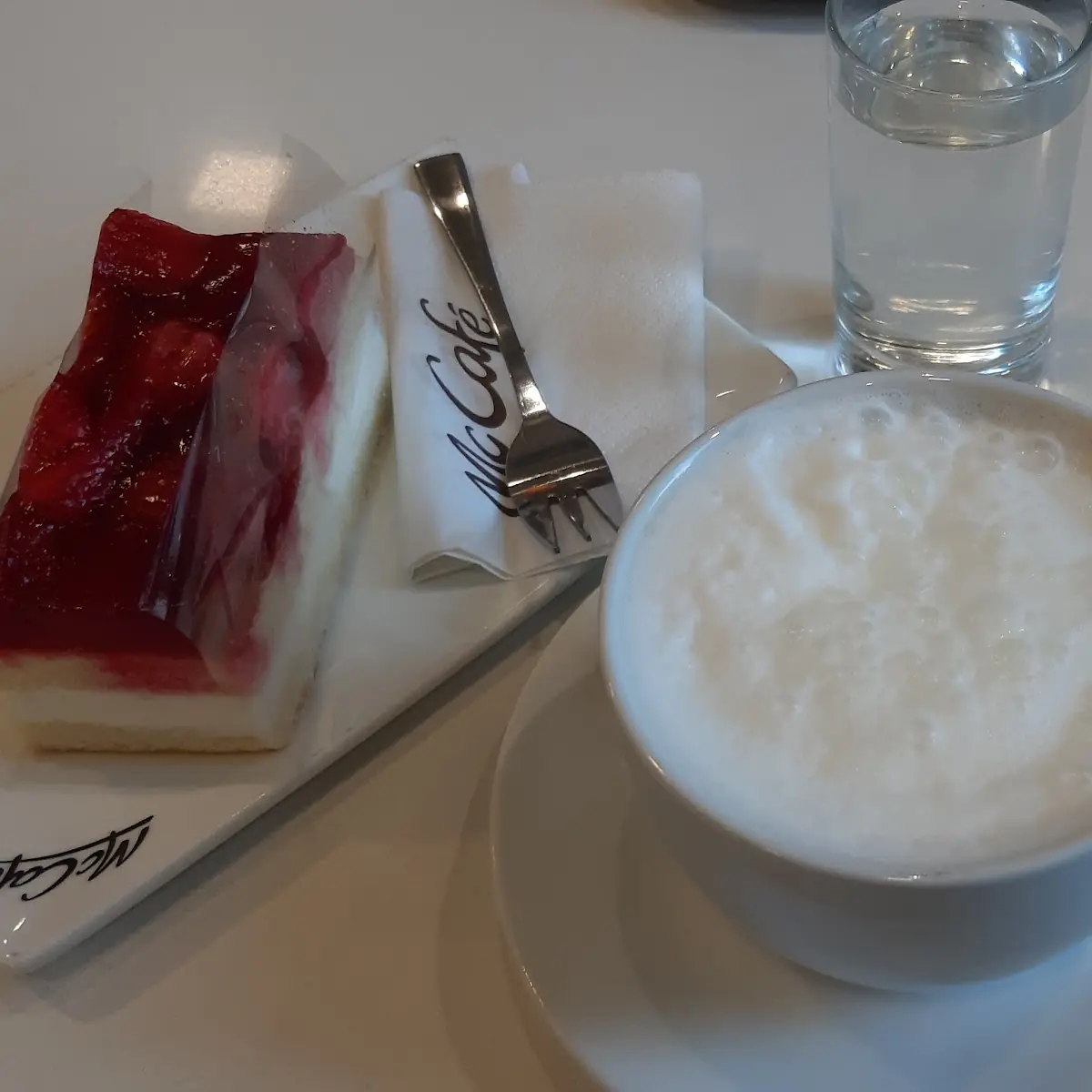 Cappuccino Und Erdbeerschnitte