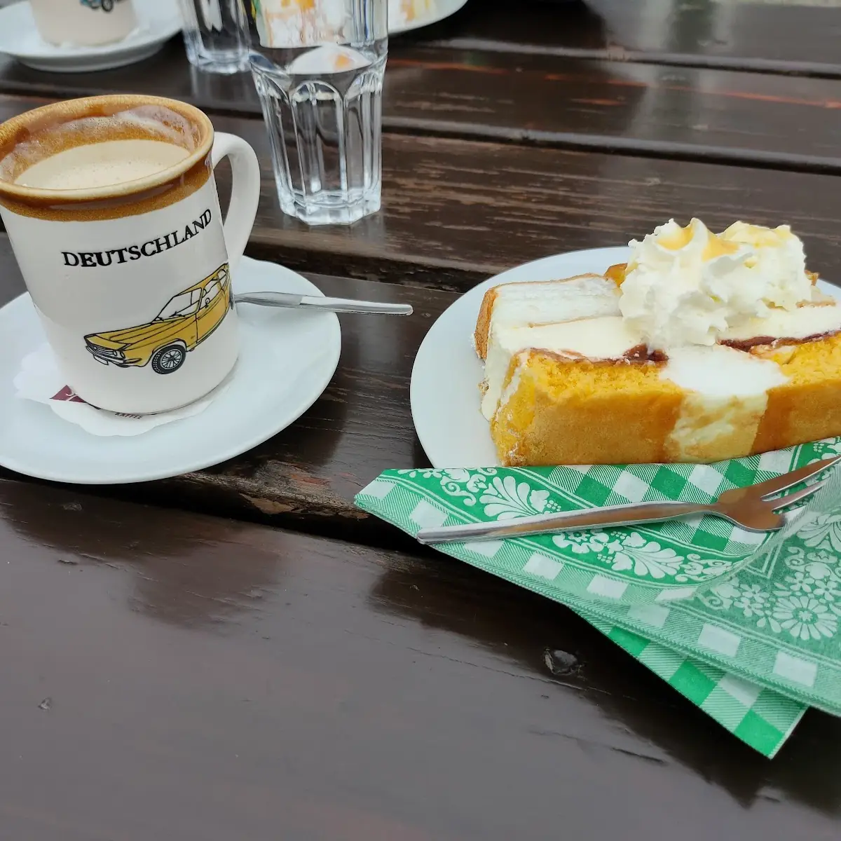 Kardinalschnitte Und Kaffee