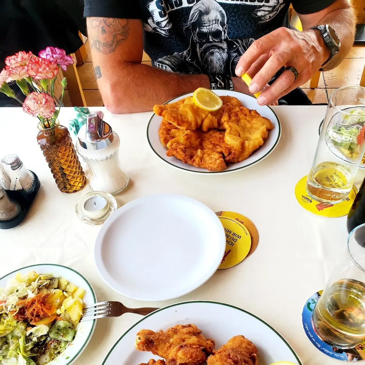 Surschnitzel Mit Gemischten Salat Und Backhendel