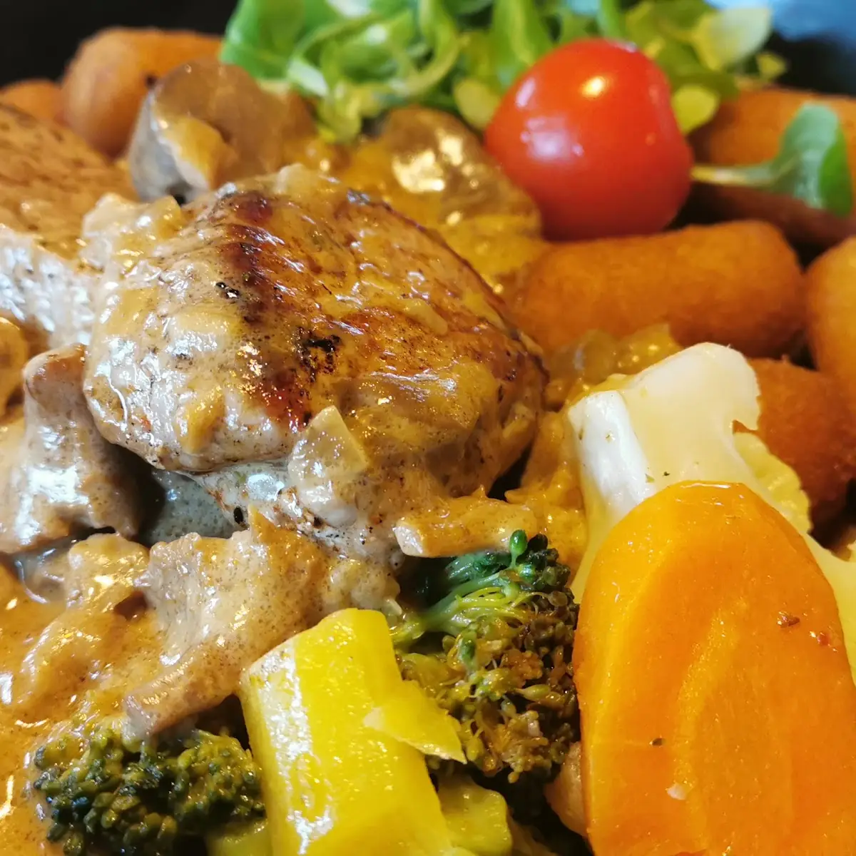 Wälder Pfanne Mit Schweinsmedallion Waldpilzen Gemüse Und Kroketten