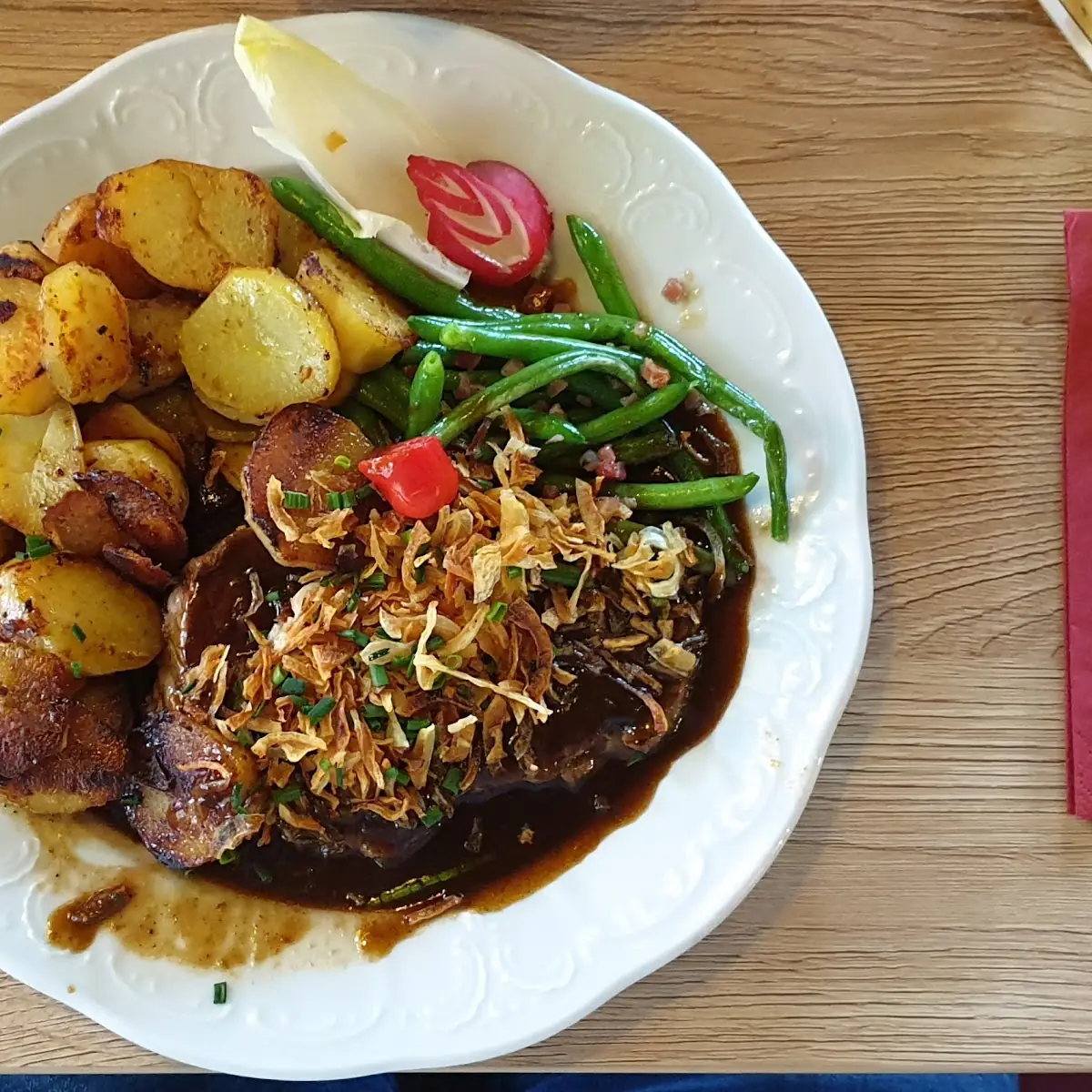 Zwielrostbraten Mit Röstzwiebeln Bratkartoffeln Und Speckbohnen