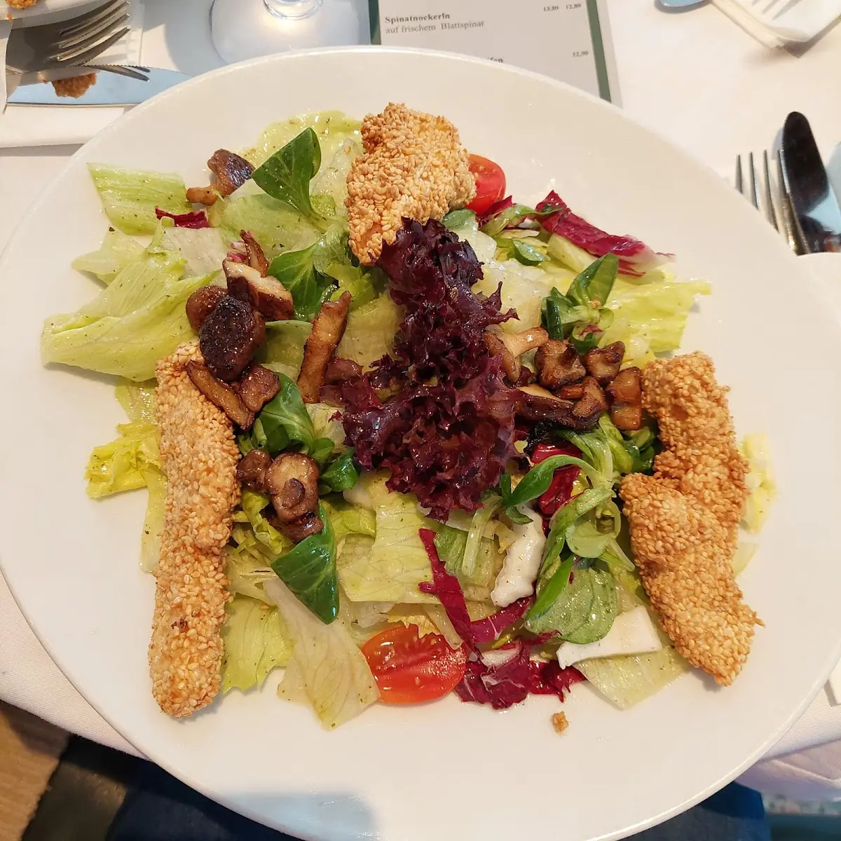 Hühnerstreifen Auf Gemischten Salat