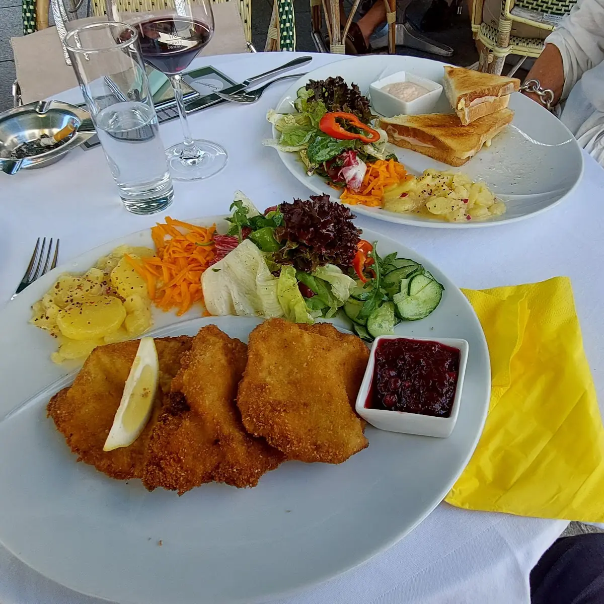 Schnitzel Wiener Art Mit Salat