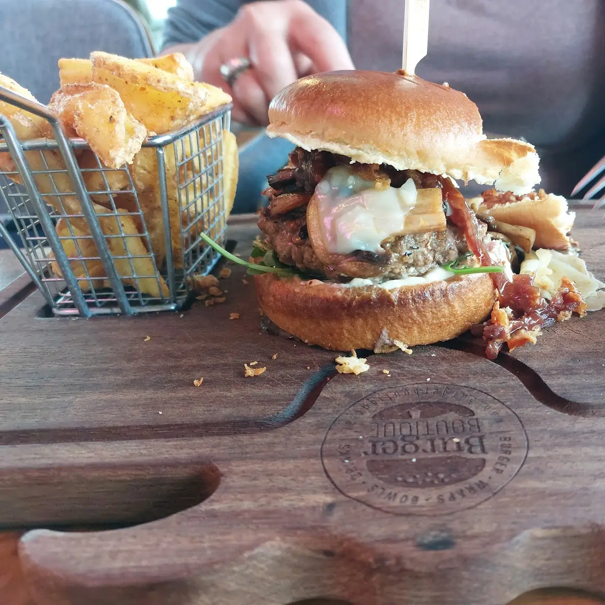 New Jersey Burger Mit Süsskartoffelpommes