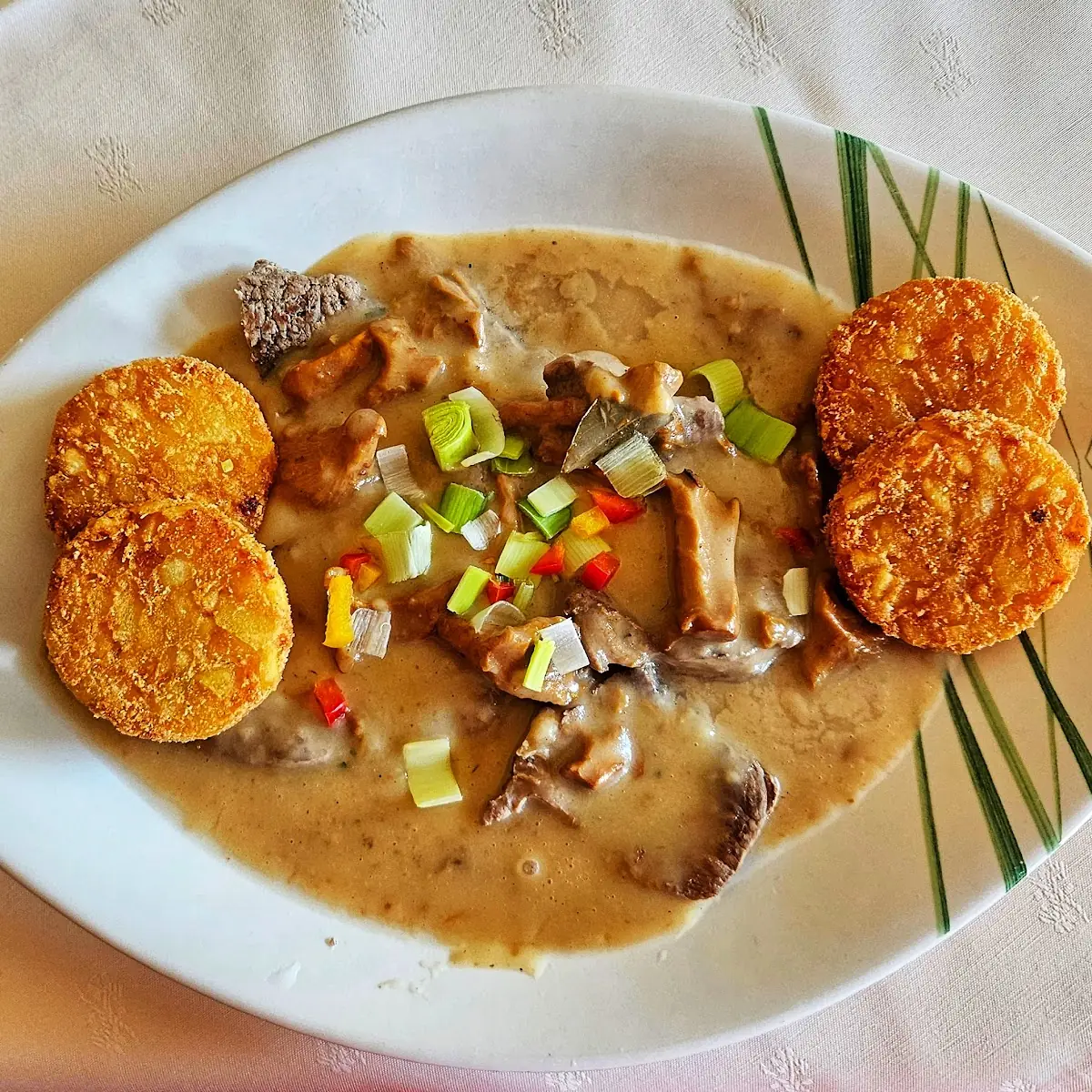 Rindfleisch Mit Eierschwammerlsauce Und Erdäpfeltaler