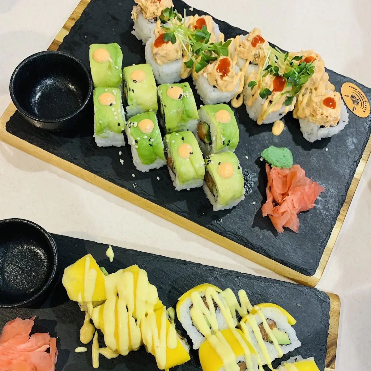 Spicy Lachs Avocado Rolls Mango Rolls