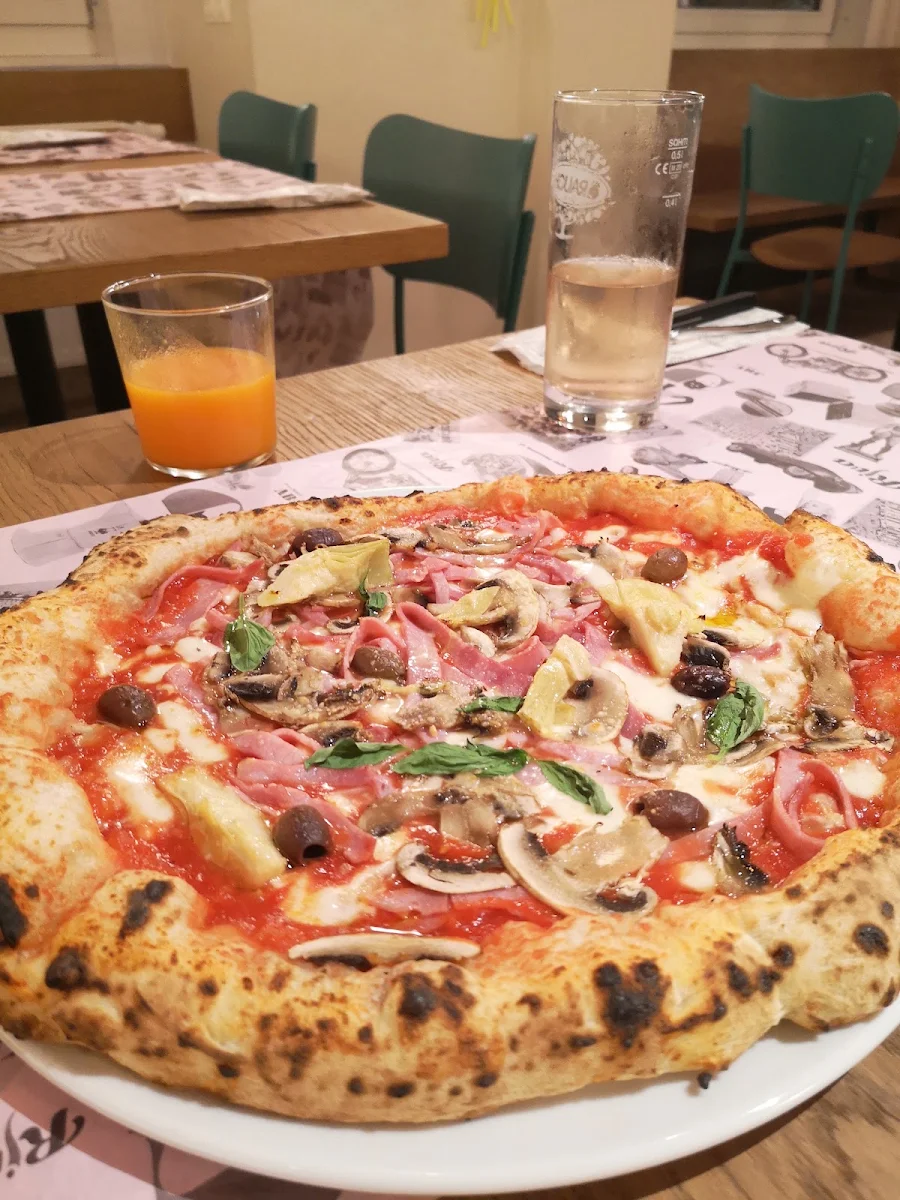 Pizza Con Rucola Prosciutto Crudo E Scaglie Di Grana
