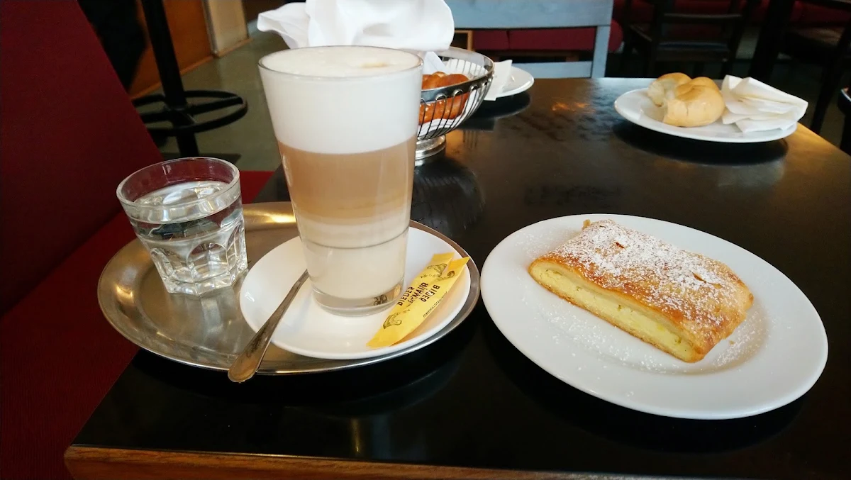 Caffe Latte Und Topfenstrudel