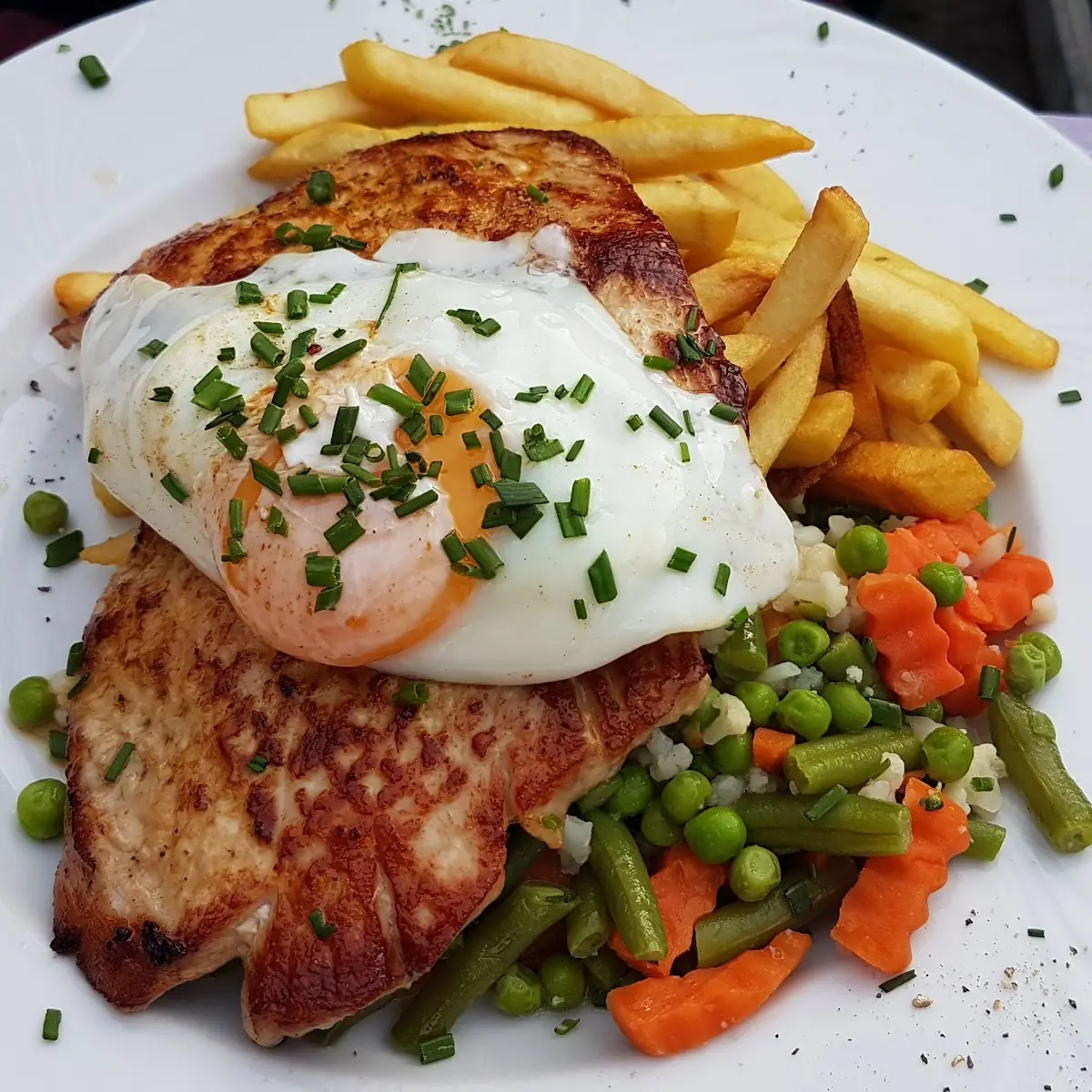 Grillkotelett Mit Spiegelei Gemüse Und Pommes Frites