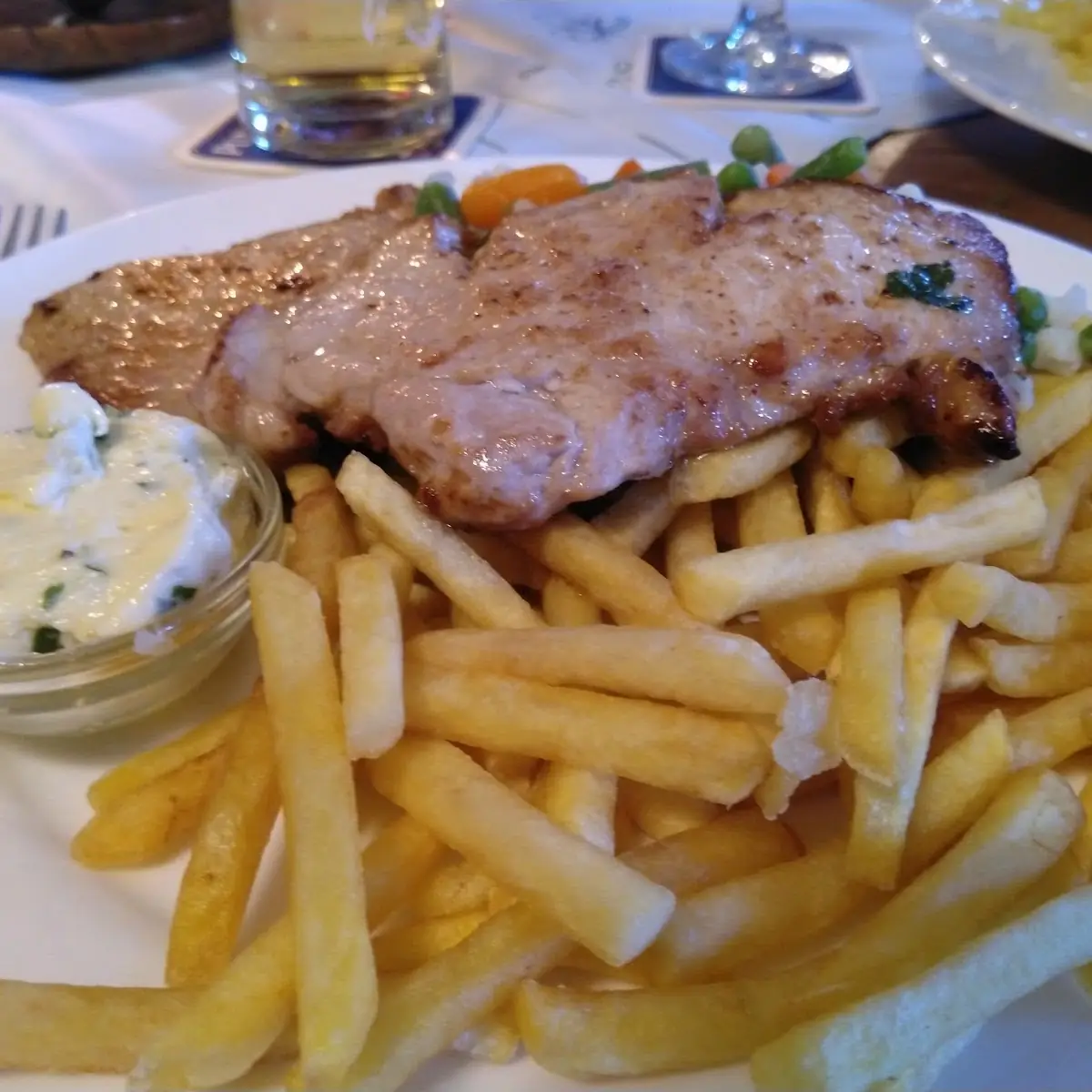 Kotlett Mit Pommes Fritesund Gemüse