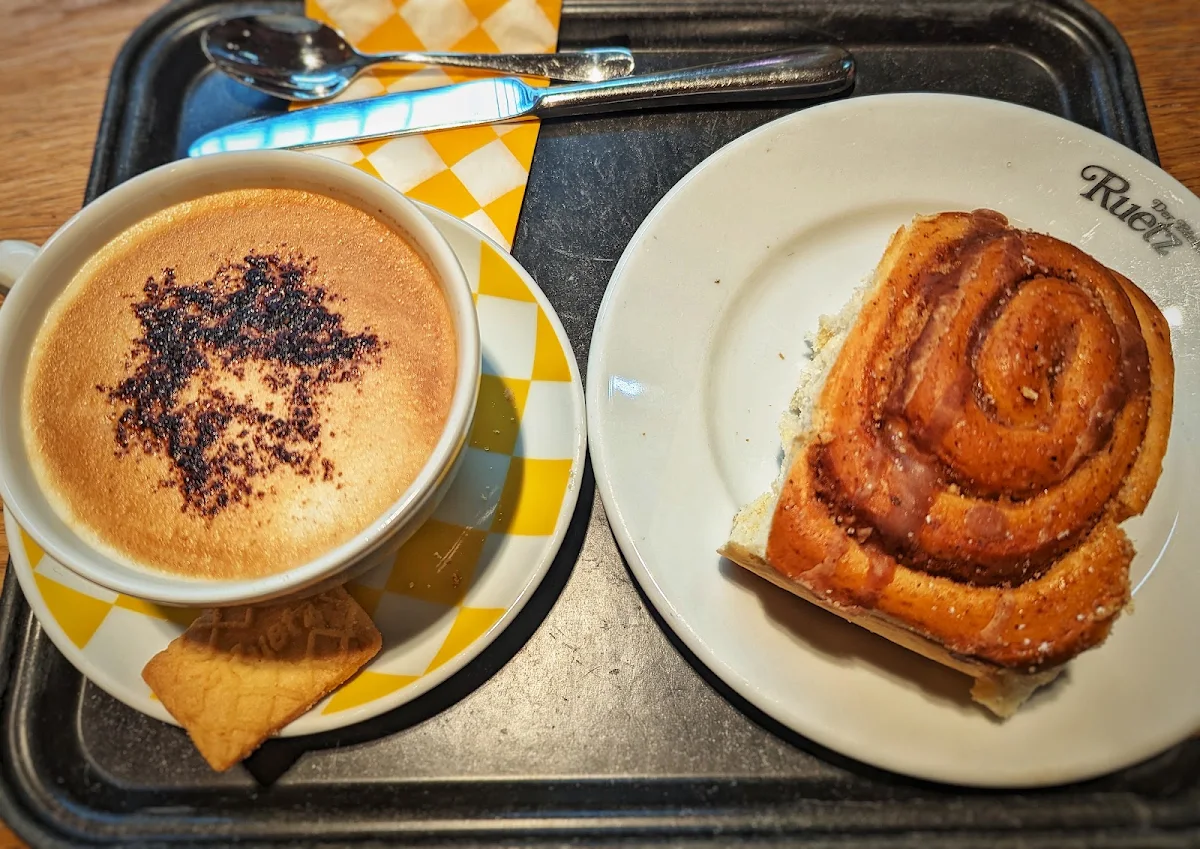 Café Latte Und Zimmtschnecke
