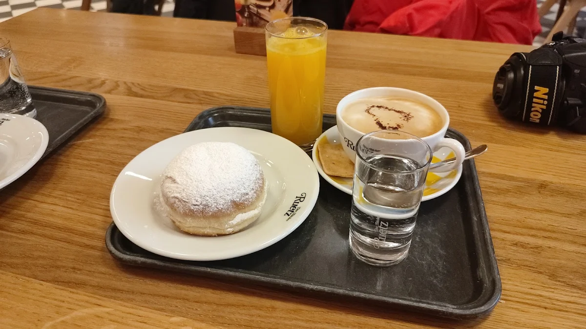 Cappuccino Krapfen Con Marmellata Di Albicocca E Spremuta Fresca D'arancia