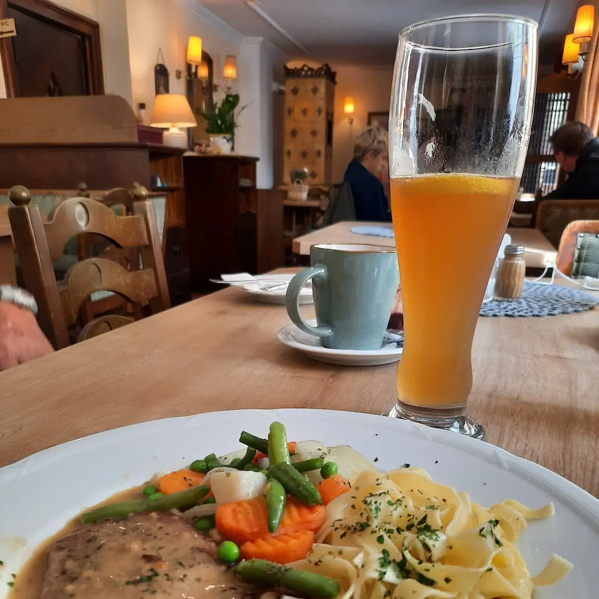 Kalbsschnitzel Mit Bandnudeln Und Gemüse