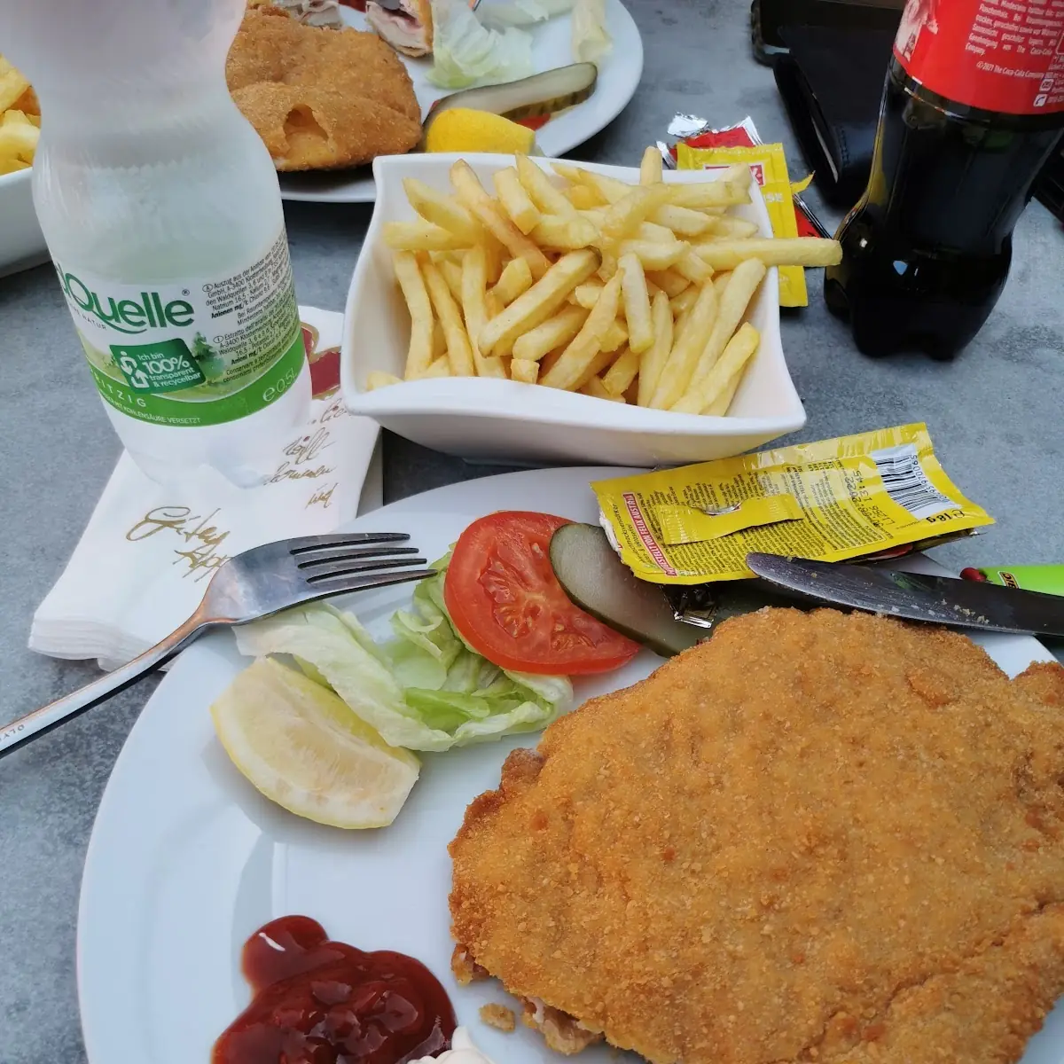 Cordon Bleu Vom Schwein Mit Pommes Und Mineral Um 13 30 Euro