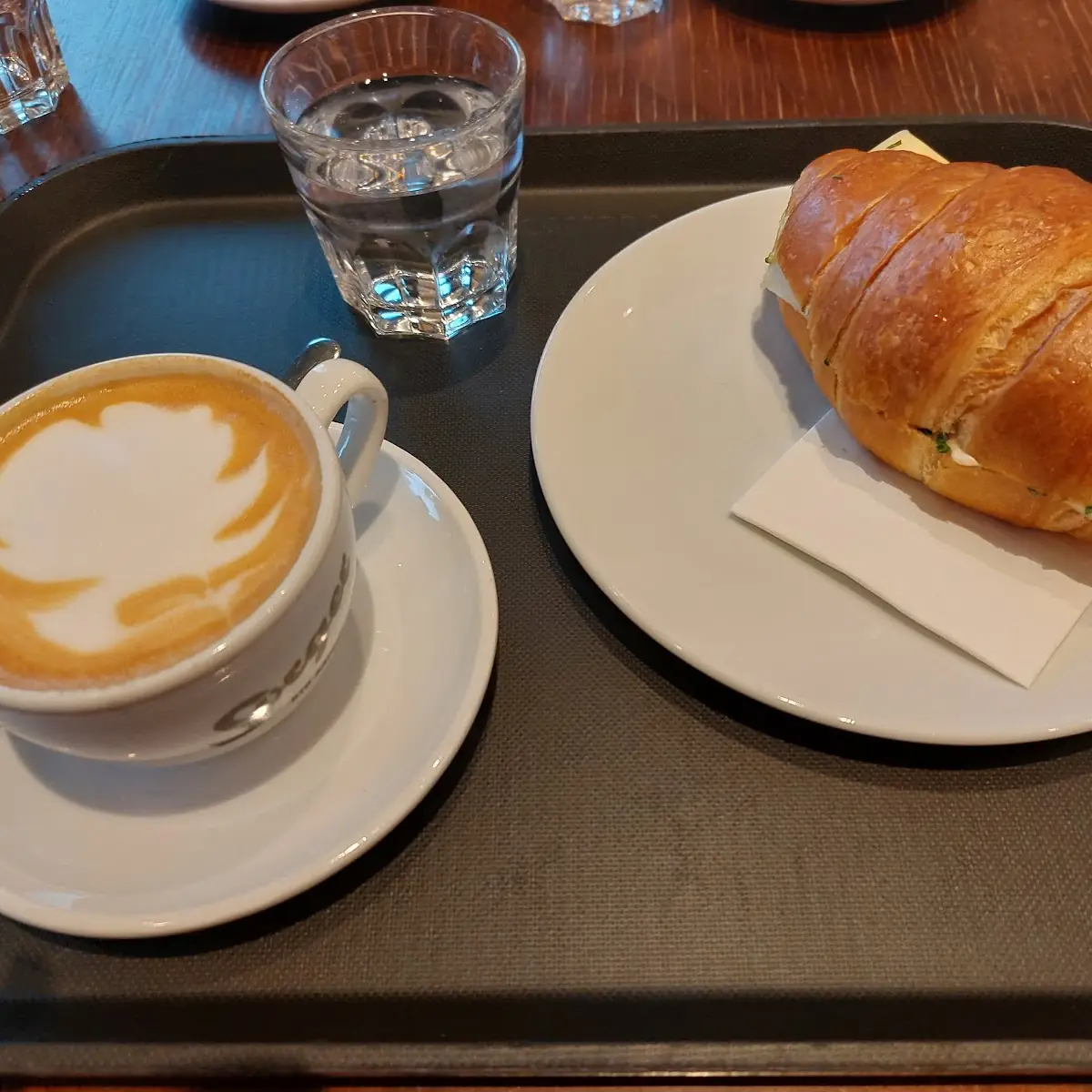 Cappuccino Und Käsecroissant