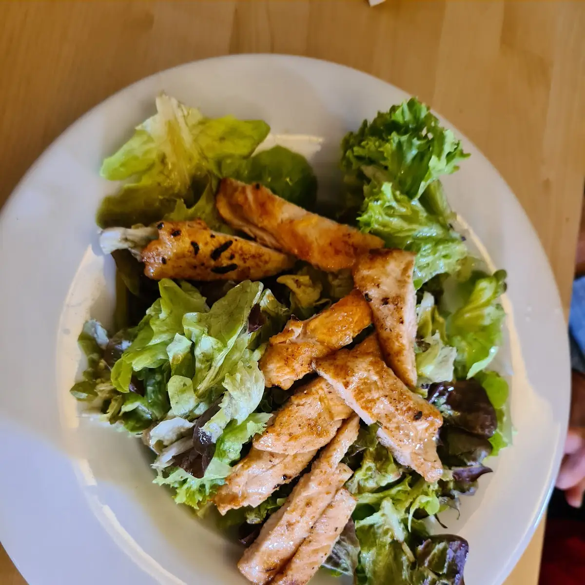Gemüseschnitzel Auf Grünem Salat