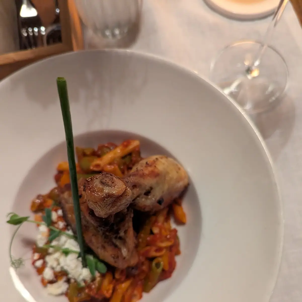 Hendlkeule Auf Penne Mit Tomaten Und Oliven