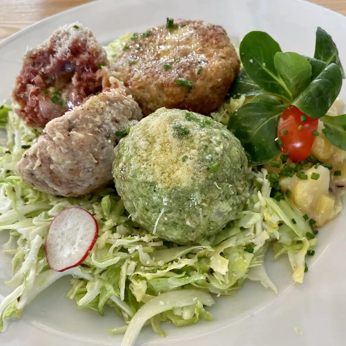 Knödel-tris Auf Krautsalat Pressknödel Rote Beete Knödel Spinatknödel