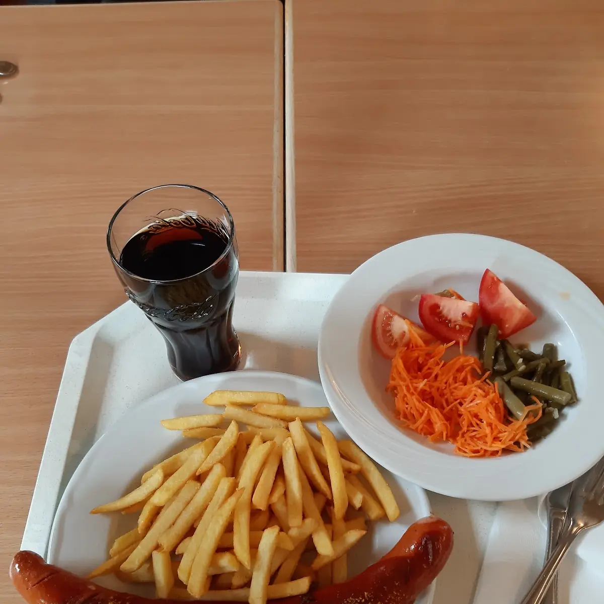 Currywurst Con Patatine Fritte Insalata Da Buffet E Coca Light