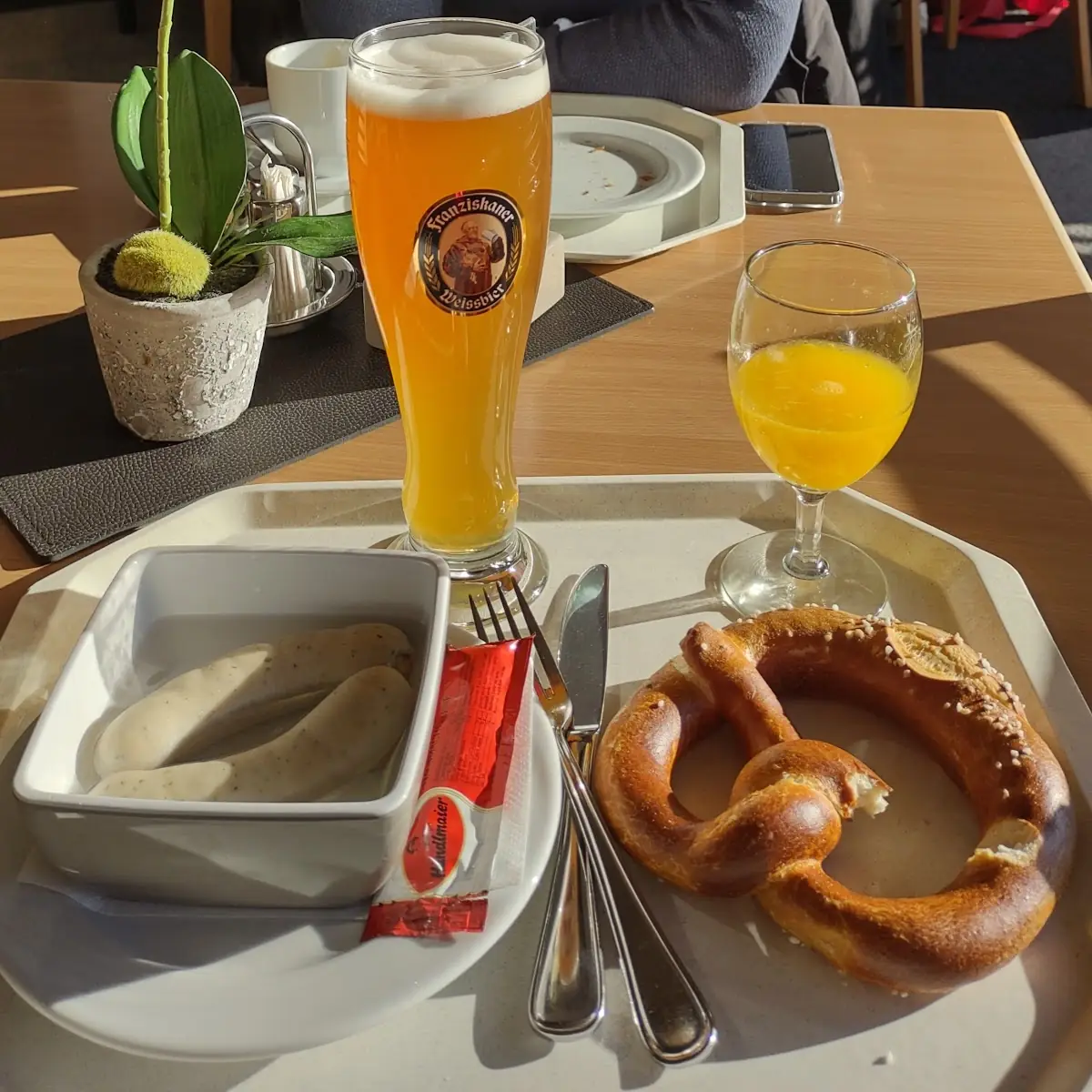 Weisswurst Brezel E Birra Media