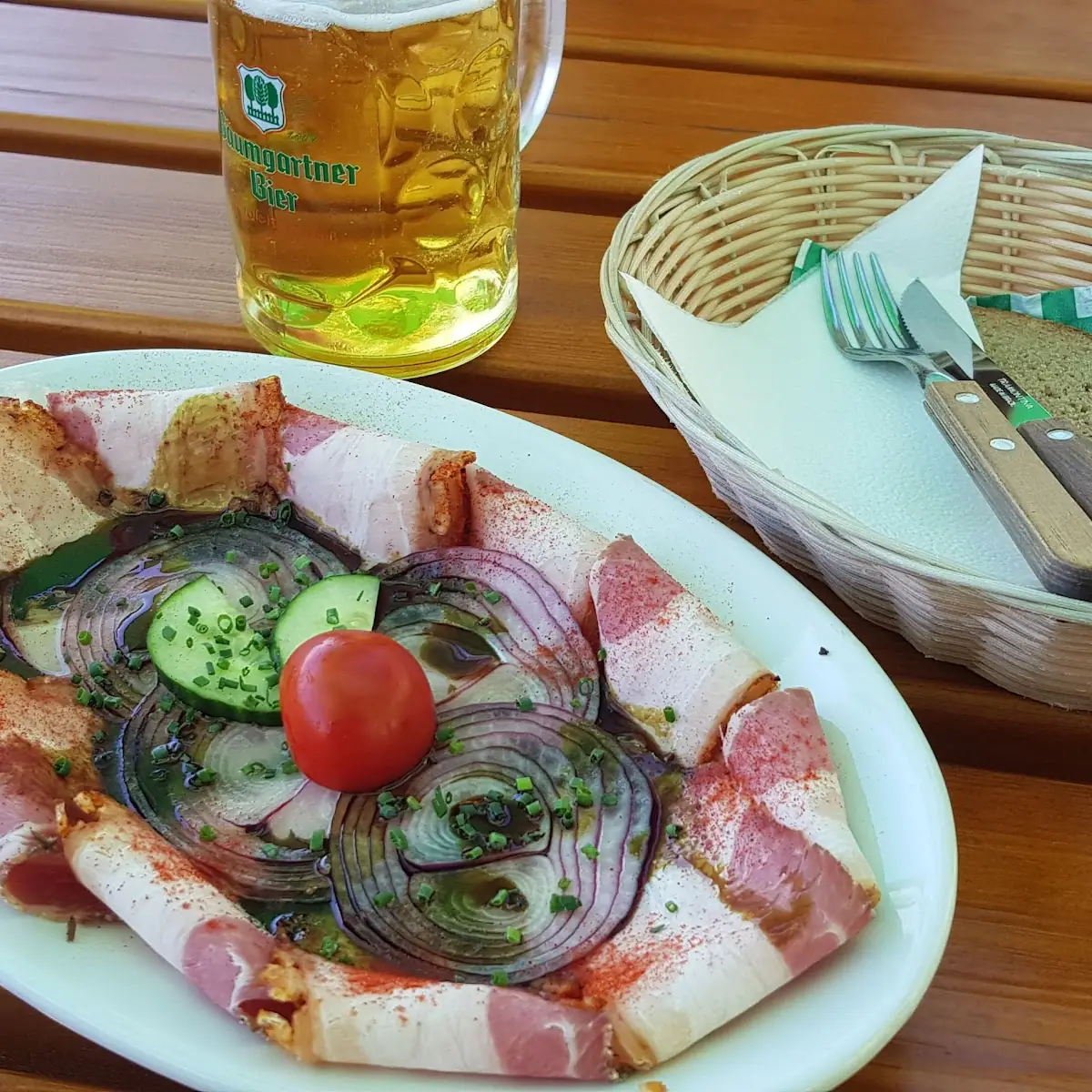 Kbaumgartner Zwickl Naturtrübes Bierkalter Braten Mit Zwiebel Und Essig