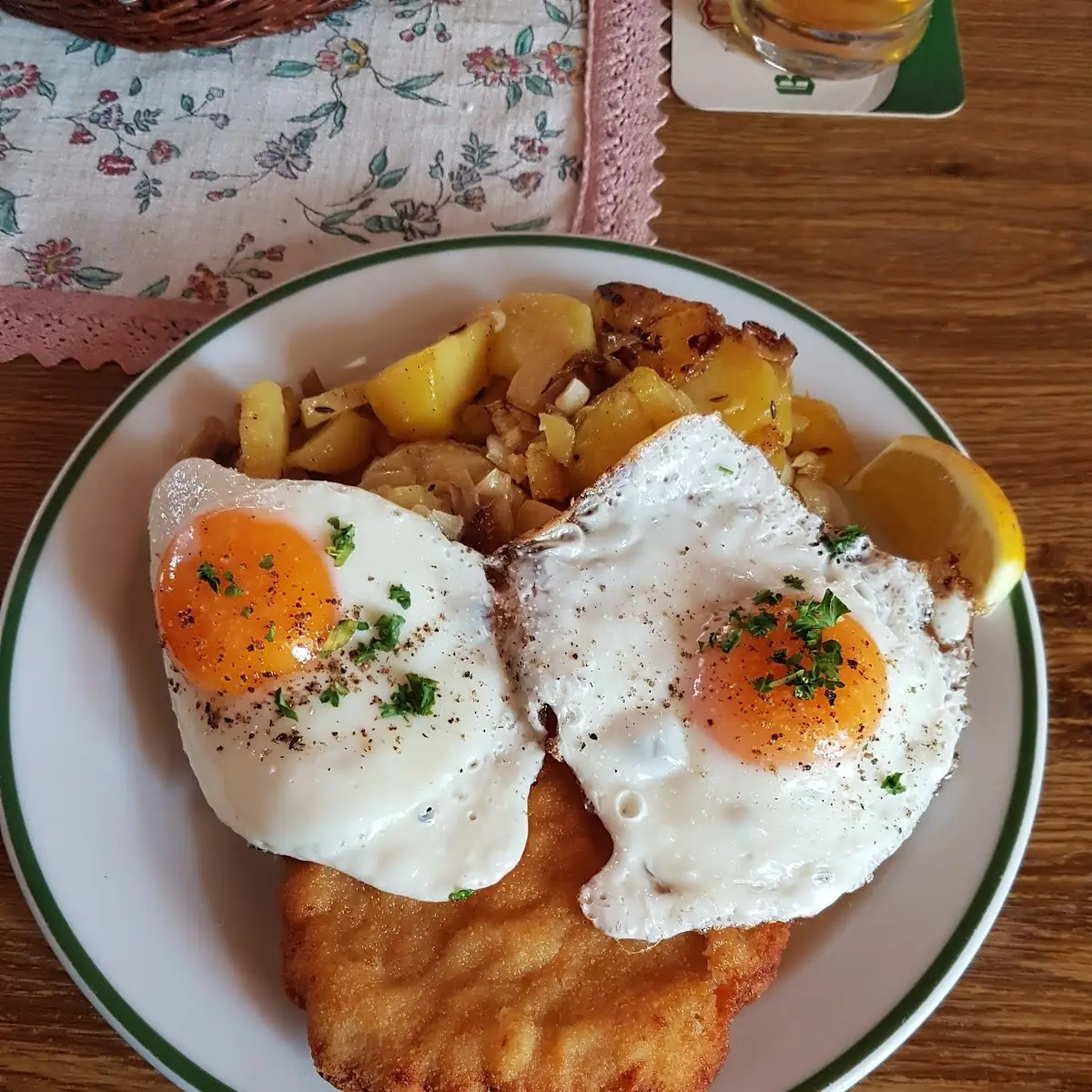 Bratkartoffeln Mit Spiegeleiern Und Einfach Noch Ein Schnitzel Dazu